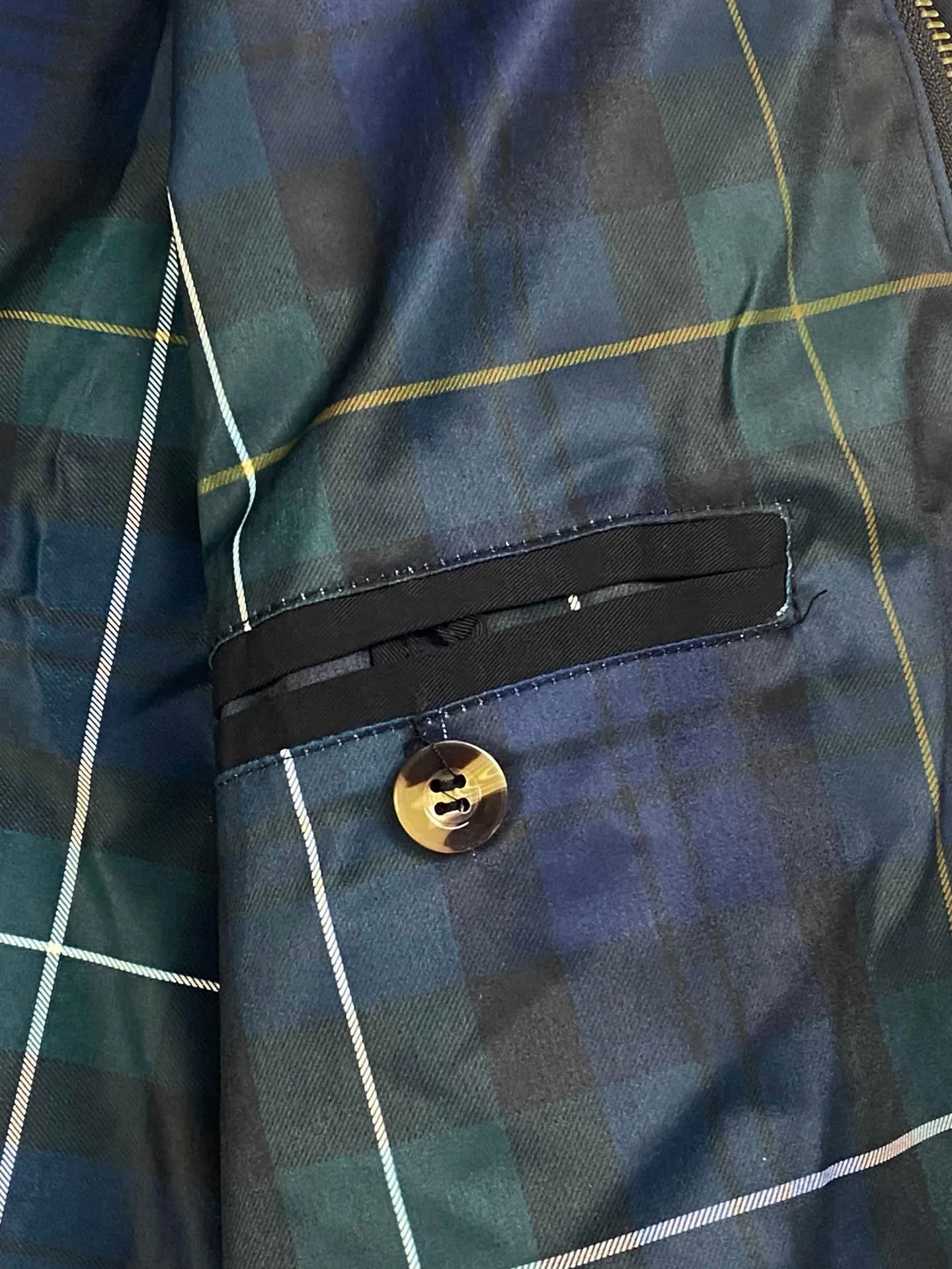 P306 💰Ralph Lauren/Ralph Lauren American vintage classic lapel old cadre retro jacket. Classic design. Timeless classic. The cotton fabric is thick and wide, showing a sense of vintage. The collar and cuffs are decorated with colorful plaid. It looks good on both men and women. Wear it as comfortable as you want. It focuses on relaxed retro YYDS. One piece for both men and women. An indispensable piece for autumn and winter. The most popular jacket at the moment. One hundred percent cotton twill is thick and thick, ⚠️correctly spaced red and green plaid lining, imported high-density embroidery. The Harrington jacket has a loose fit, is short and fat, and is super versatile. It is a clean fit and is suitable for both men and women. Color: Khaki Navy Black Size: M-XXL Size Length Bust Sleeve Length Shoulder Width M 67 110 61 L 68 114 62 XL 70 118 63 2XL 72 122 64